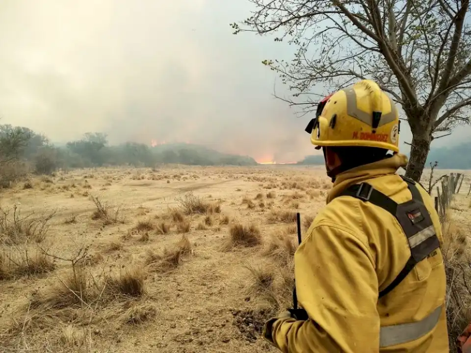 bomberos-y-brigadistas-siguen-combatiendo-el-incendio-en-el-departamento-san-martin