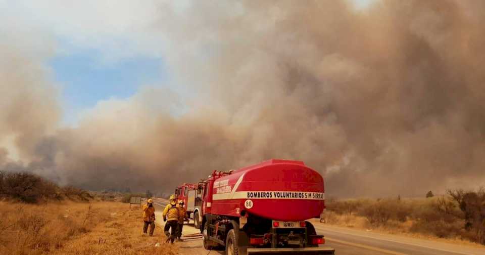 incendios-en-cordoba:-evacuaciones,-casas-quemadas-y-el-mapa-en-rojo-que-vislumbra-una-jornada-con-«riesgo-extremo»