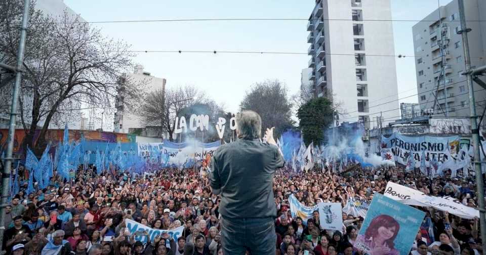 «Vení, te presto la mía»: la canción que estrenó La Cámpora contra Axel Kicillof en el acto de Máximo Kirchner