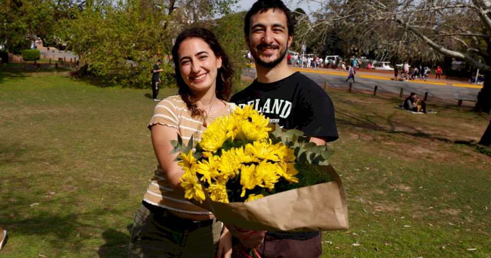 dia-de-la-primavera:-en-palermo,-mas-parejas-que-estudiantes-y-la-sorpresa-de-las-flores-amarillas