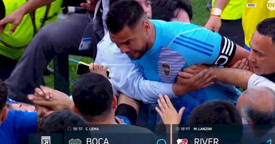 River se llevó el Superclásico y Chiquito Romero se quiso pelear con un hincha de Boca camino a los vestuarios de la Bombonera