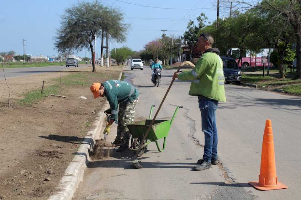 Siguen los trabajos de higiene urbana a lo largo de las avenidas Islas Malvinas y Marconi