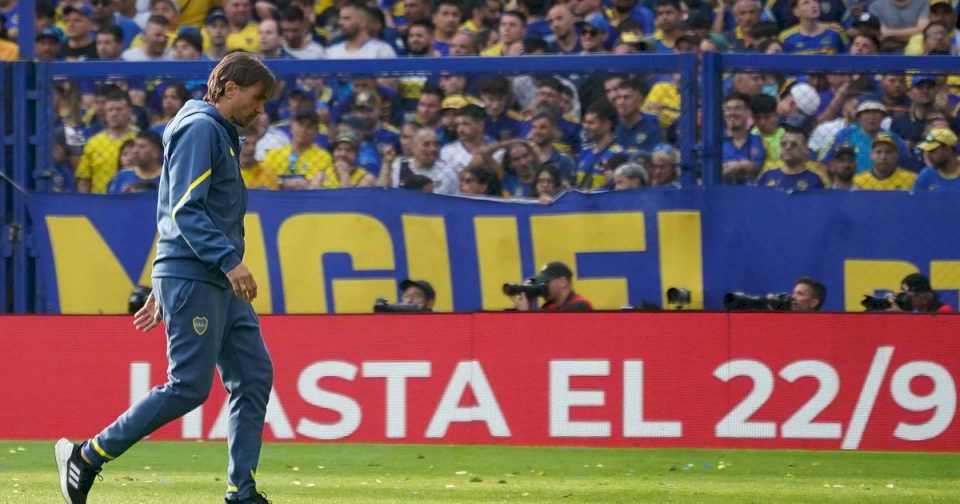 con-la-paciencia-del-hincha-colmada,-riquelme-decidio-estirar-la-agonia-de-martinez-en-boca:-¿hasta-cuando-aguanta?