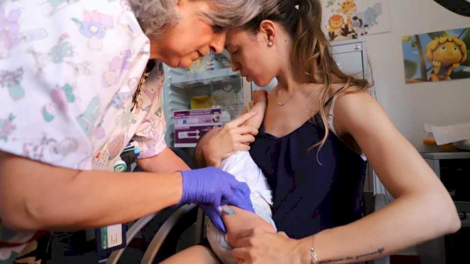 Primeros pinchazos (y algún llanto) contra la bronquiolitis en Córdoba