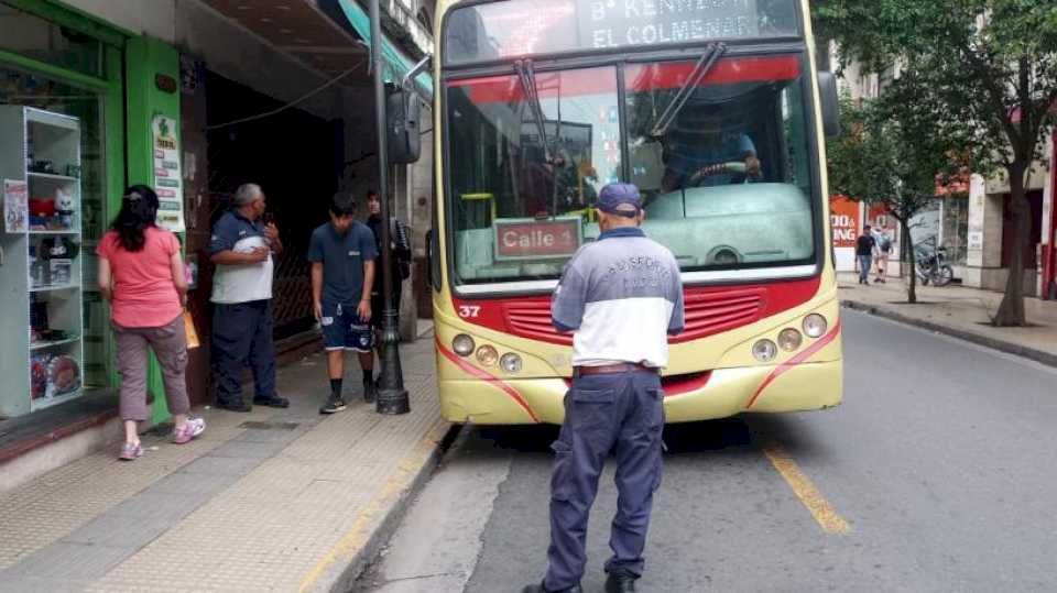 “exigiremos-que-las-cosas-se-cumplan”:-ya-funciona-el-whatsapp-para-reclamos-sobre-el-servicio-de-colectivos