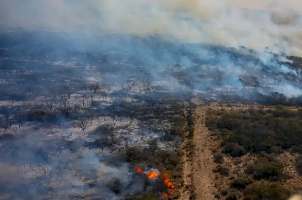 Trabajan en los últimos focos de incendios en San Martín y Quines