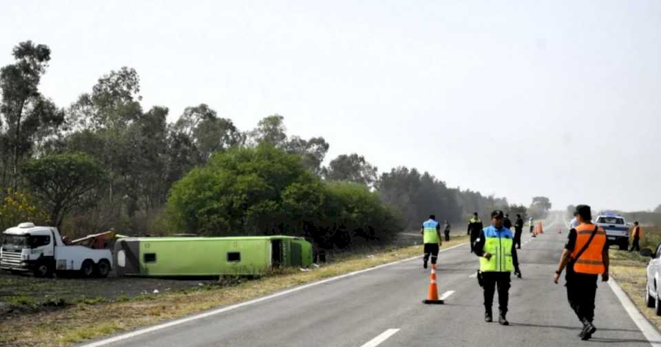 Un auto chocó a un micro y lo hizo volcar en Jujuy: hay cuatro muertos