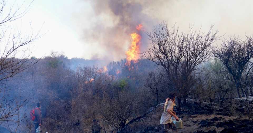 Vecinos mano a mano contra el fuego mientras se agrava la situación de los incendios forestales en Córdoba