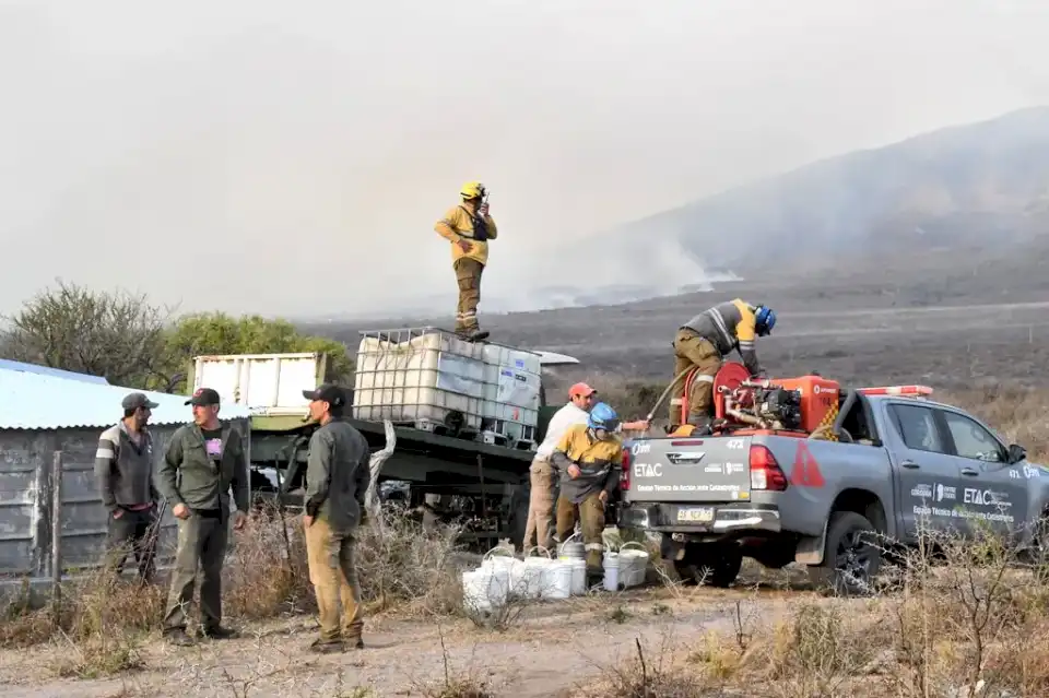 incendios-en-cordoba:-hay-cuatro-focos-activos-y-alertan-por-otro-dia-de-«riesgo-extremo»