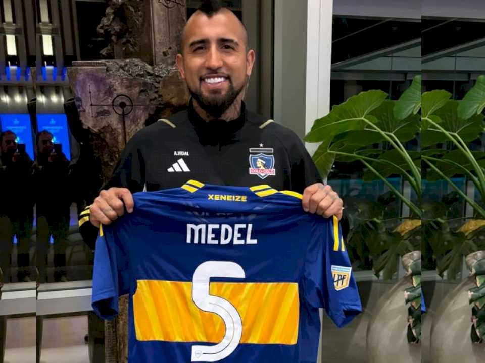 arturo-vidal-poso-con-una-camiseta-de-boca-en-la-previa-del-partido-ante-river-por-copa-libertadores