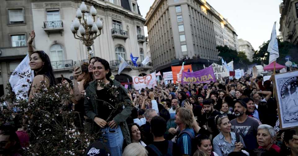 cumbre-en-la-rosada:-milei-regresa-al-pais-y-se-prepara-para-vetar-la-ley-de-financiamiento-universitario