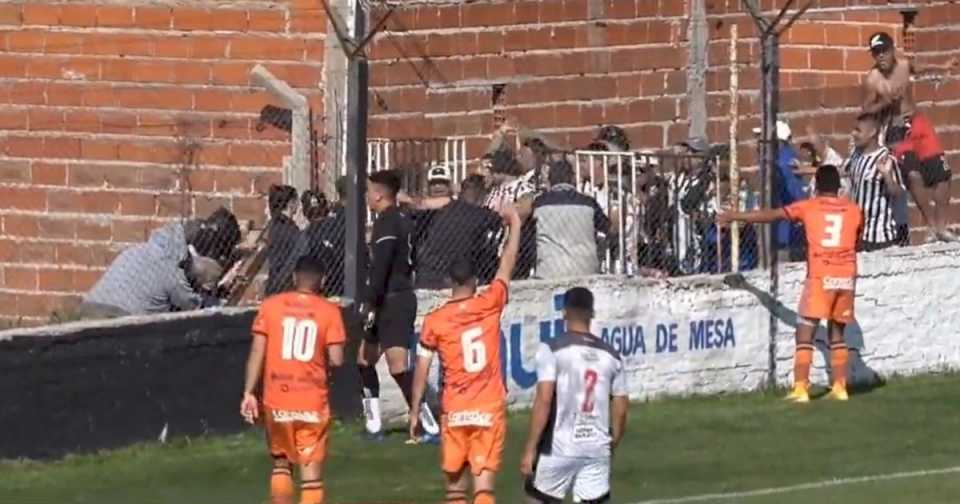 Primera C: la barra de Claypole cruzó la cancha para agredir a los dirigentes de Berazategui y un hombre en silla de ruedas quedó en medio del ataque