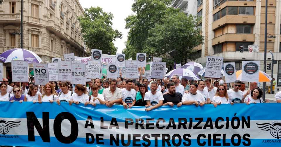 privatizacion-de-aerolineas-argentinas:-los-sindicatos-aeronauticos-marchan-al-congreso-contra-el-proyecto-que-apoya-el-gobierno-de-milei