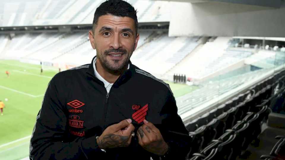 lucho-gonzalez-sera-el-director-tecnico-de-atletico-paranaense-contra-racing