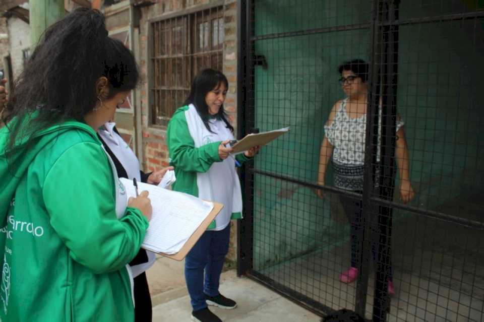 Contacto casa por casa del Municipio con vecinos en Villa Río Negro