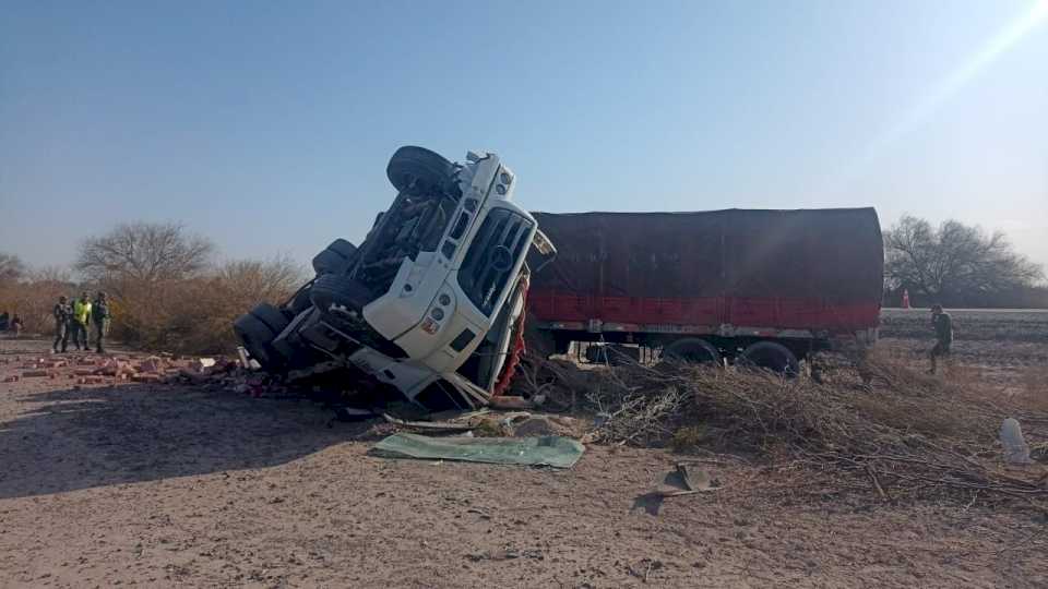 un-hombre-hospitalizado-luego-de-volcar-su-camion