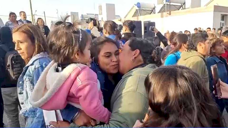 lagrimas-y-sonrisas:-dos-conmovedoras-historias-de-familias-que-recibieron-su-casa-del-ipv