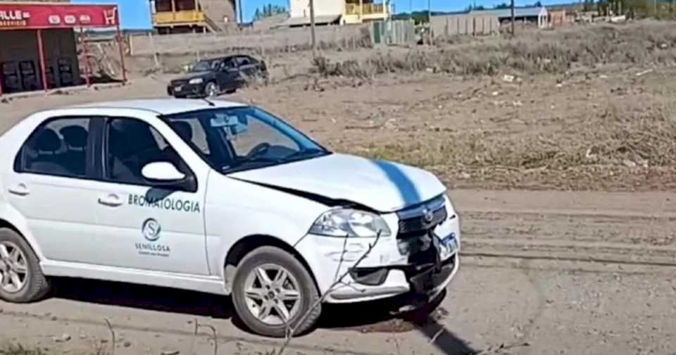 una-empleada-de-un-municipio-de-neuquen-choco-un-auto-oficial:-no-tenia-permiso-de-conducir