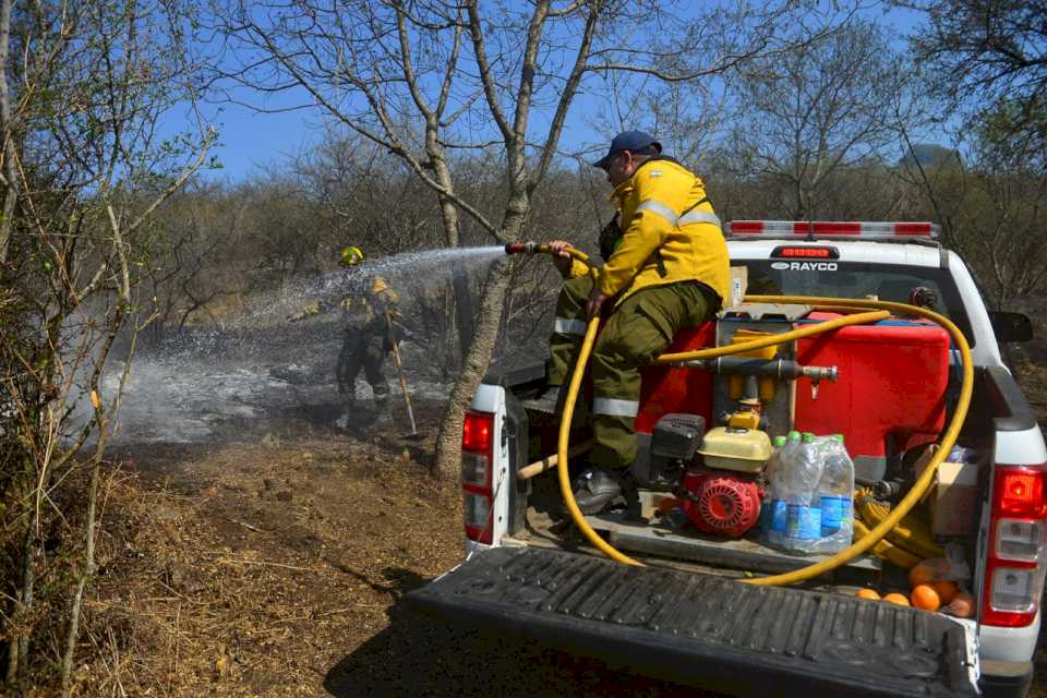 incendios-en-cordoba:-siguen-activos-dos-focos-y-volvieron-las-clases-a-las-zonas-afectadas