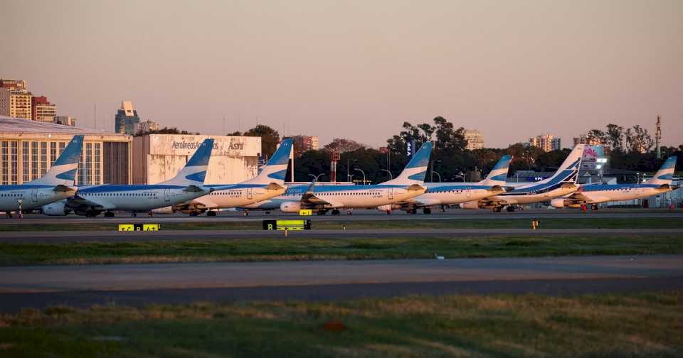 Un fallo suspendió la esencialidad de la actividad aeronáutica que había decretado Javier Milei