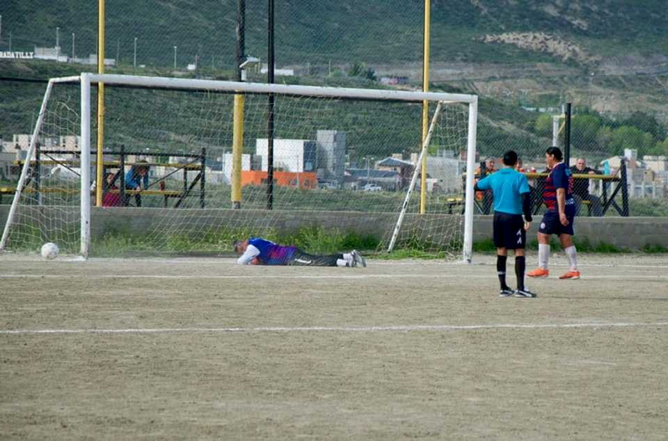 insolito:-un-club-de-comodoro-salio-campeon-en-veteranos-y-les-pidieron-que-devuelvan-la-copa-por-redes-sociales