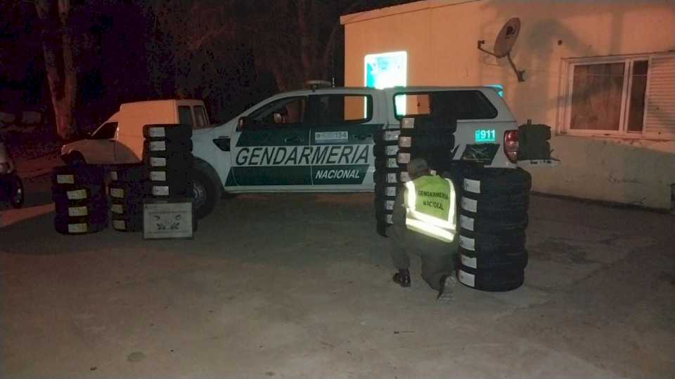 interceptaron-dos-vehiculos-que-transportaban-mas-de-40-neumaticos-de-contrabando