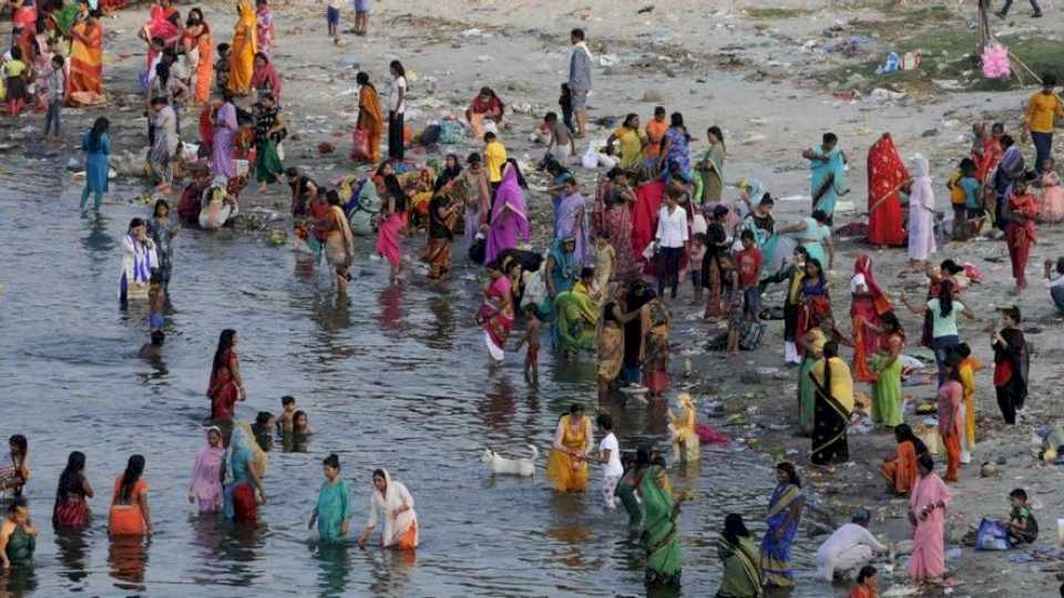 Mueren al menos 37 niños al ahogarse en la India cuando tomaban baños sagrados