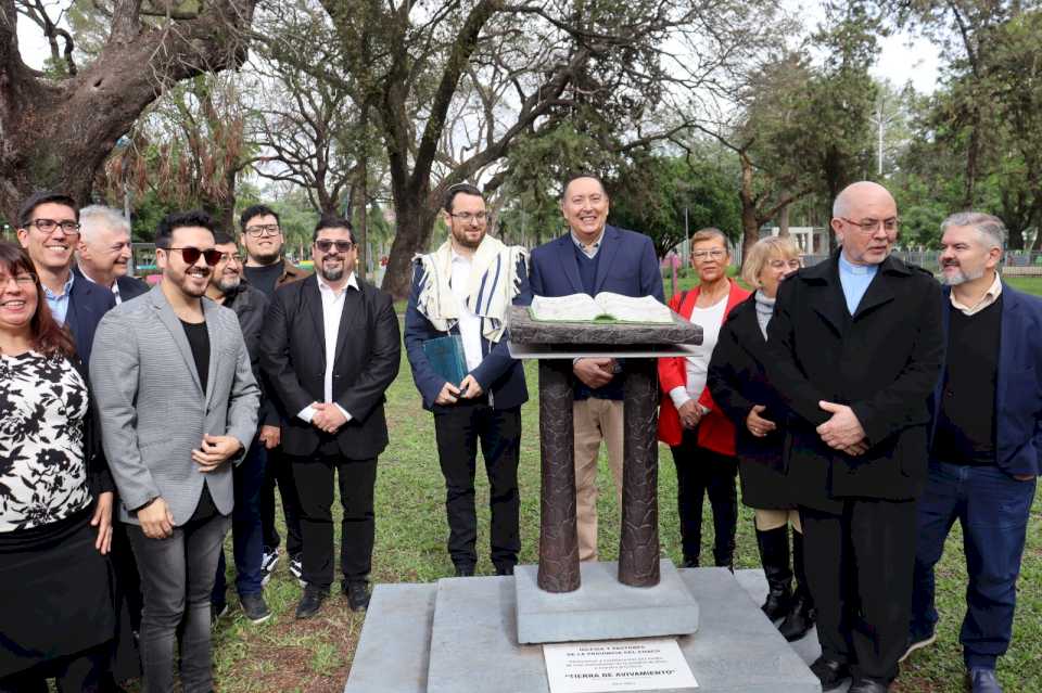 Unidos en una oración, distintas manifestaciones religiosas conmemoraron el Día de la Biblia