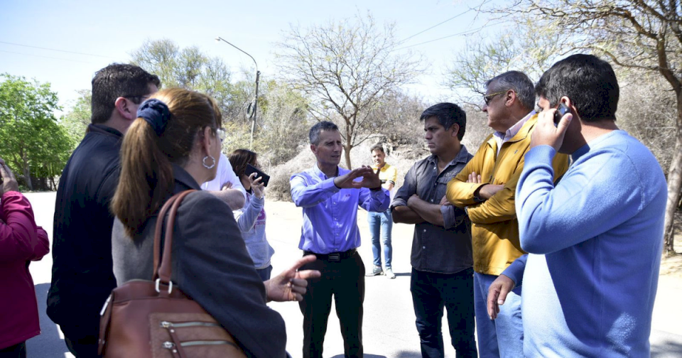 valle-fertil:-gobierno-llevo-camiones-hidrantes-y-se-reunio-con-los-vecinos-que-reclaman-por-el-agua