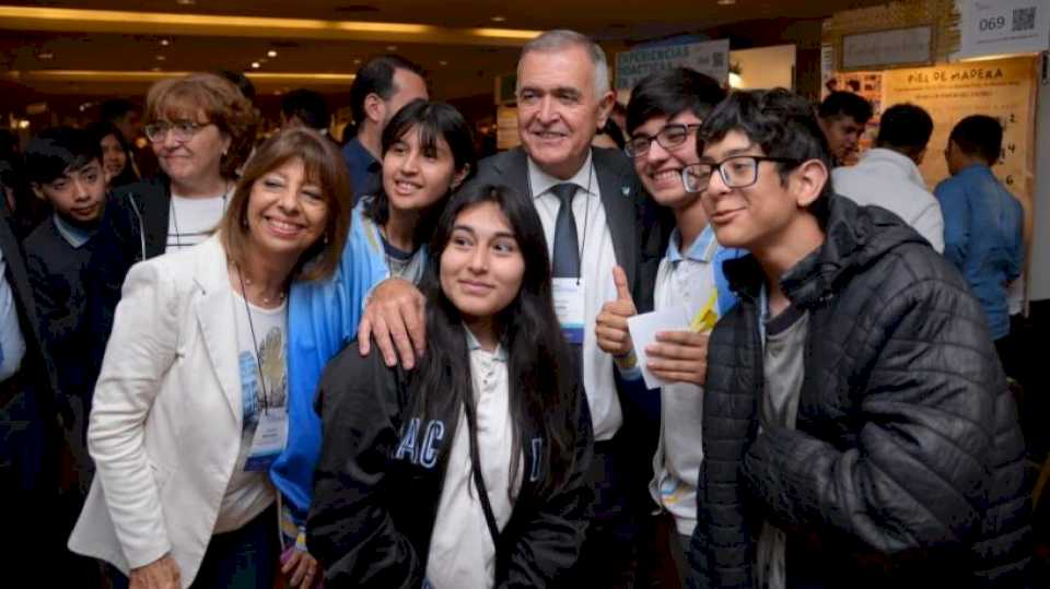 mas-de-400-jovenes-de-21-provincias-participaron-de-la-feria-nacional-de-ciencias-en-tucuman