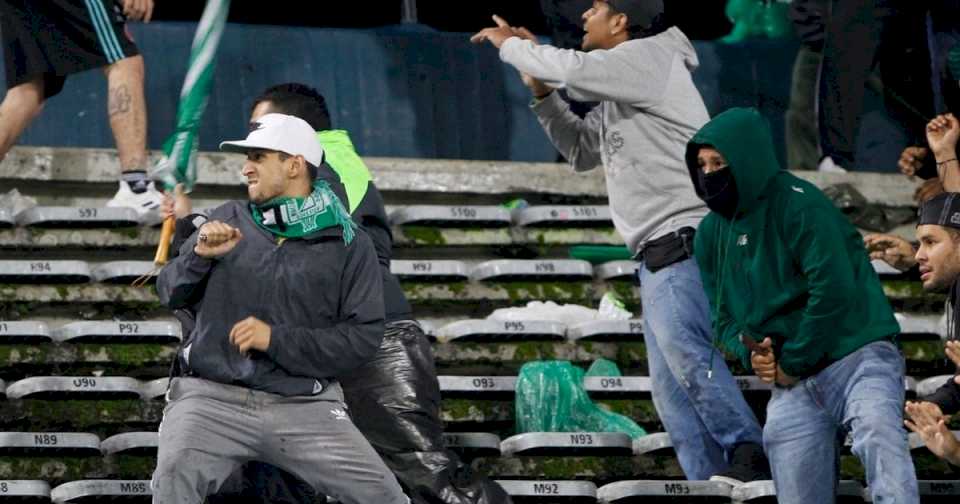 Violencia salvaje en Colombia: más de 20 heridos tras una batalla a cuchillazo limpio entre las hinchadas Atlético Nacional y Junior