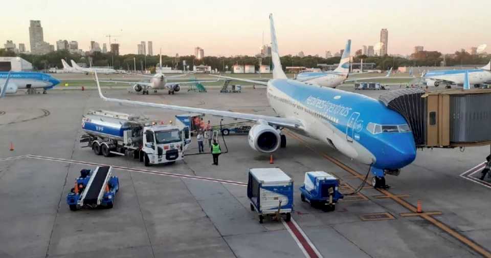 el-gobierno-firmara-un-decreto-para-declarar-a-aerolineas-argentinas-«sujeta-a-privatizacion»