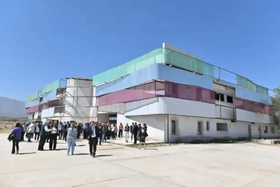 el-gobierno-retomo-la-construccion-de-la-escuela-del-barrio-272-viviendas-en-villa-de-merlo