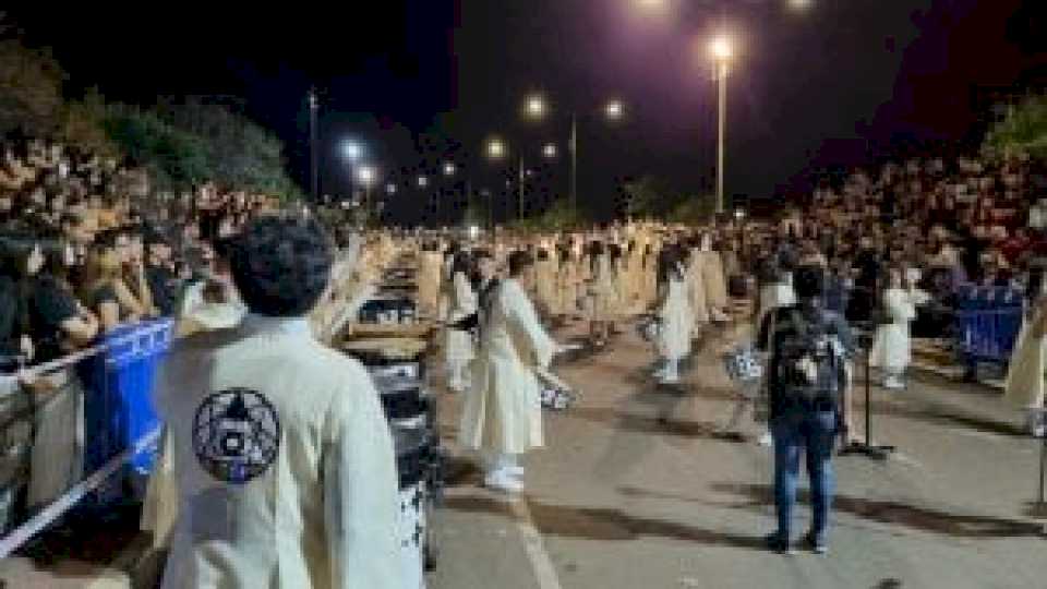 la-epet-n°-2-deslumbro-con-su-desfile-inspirado-en-“la-montana-sagrada”-en-la-primera-noche-de-calle-de-la-estudiantina-posadena-2024