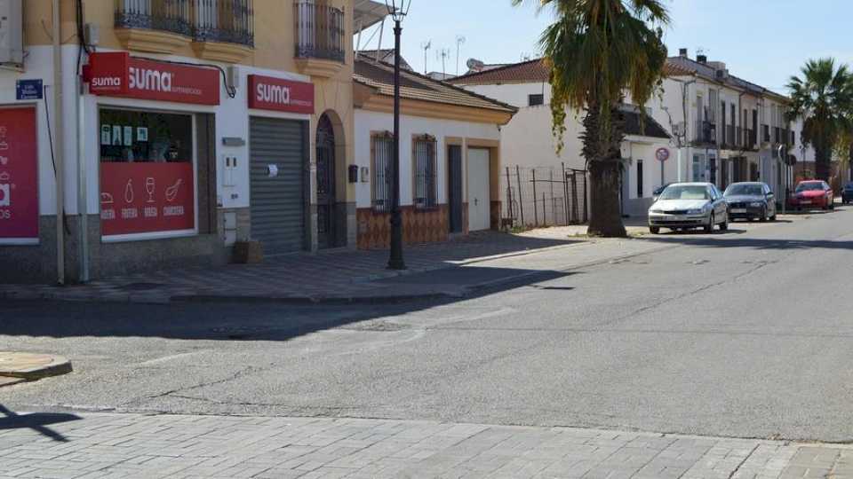 Herido un hombre de 34 años al ser atropellado junto a su supermercado en Fuente Palmera