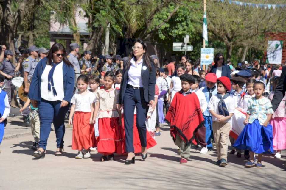 Con nueva bandera y un colorido desfile, Riachuelo celebró sus 84 años