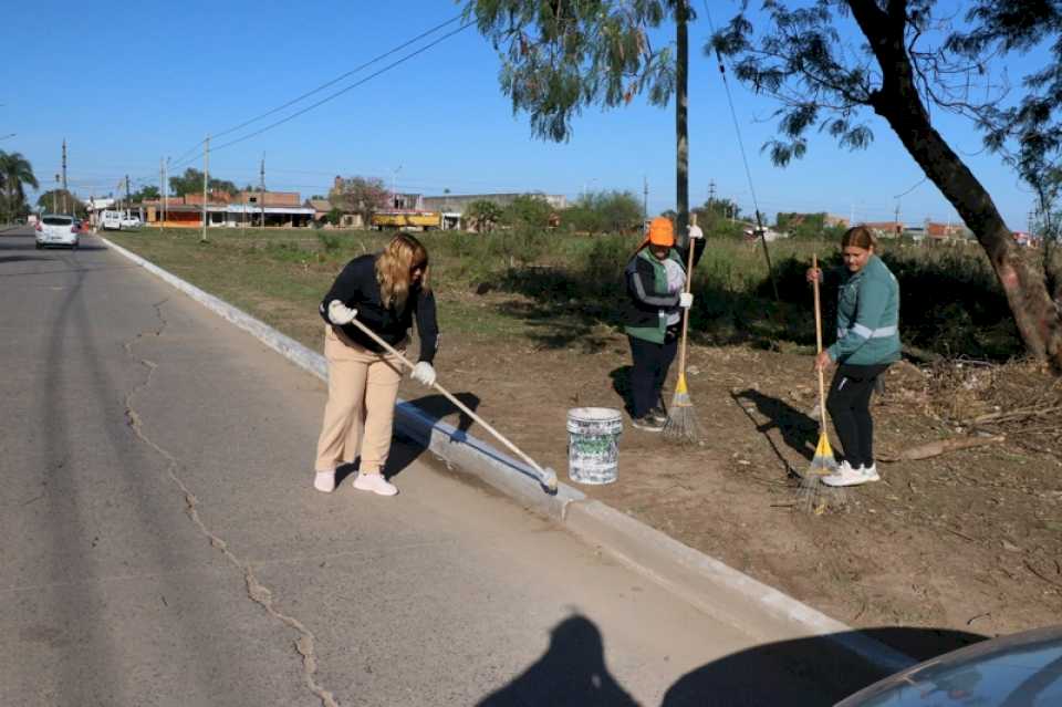 Operativo de higiene urbana en el predio de España y Castelli para convertirlo en paseo urbano