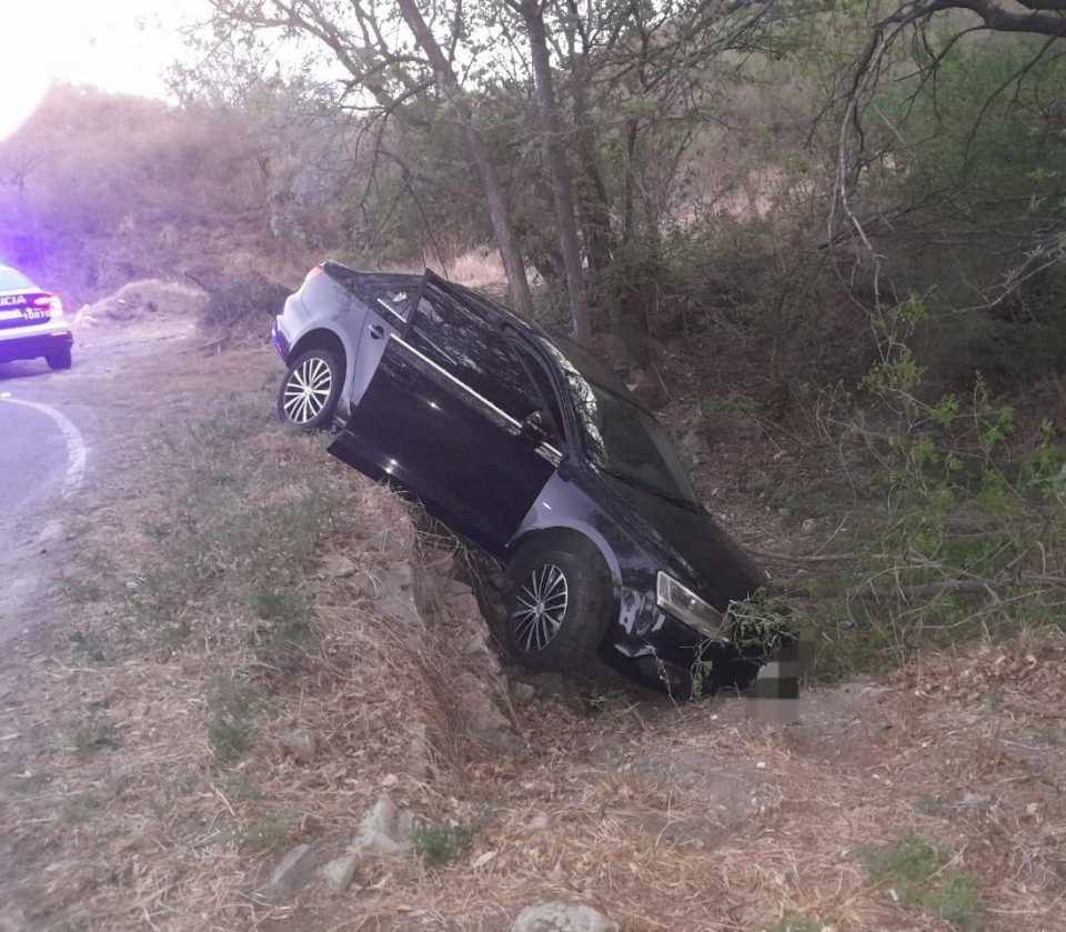 automovilista-despisto-en-el-camino-de-las-cien-curvas