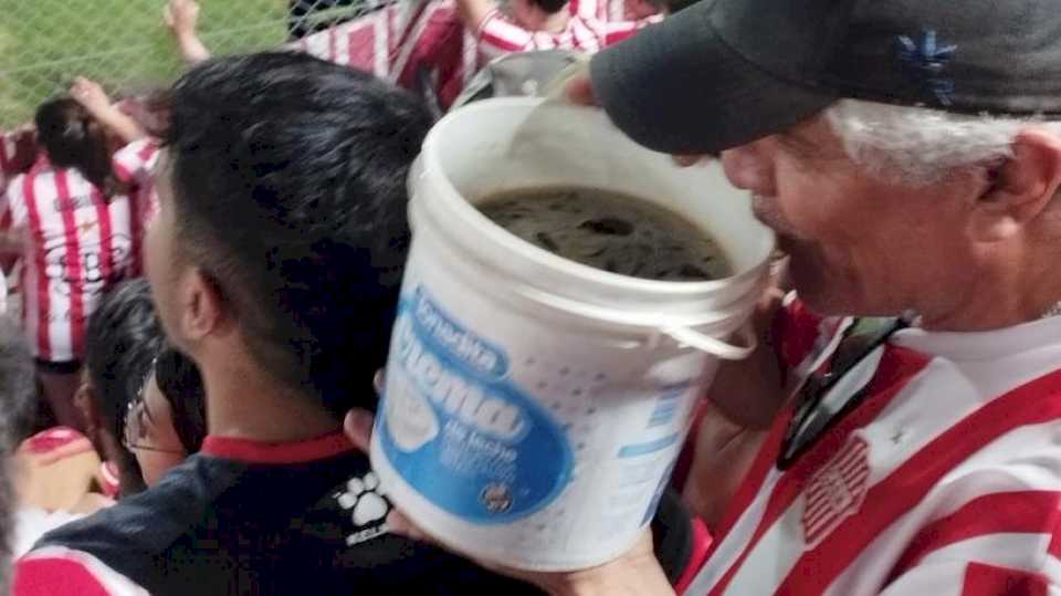 «¡vacia!»:-el-fernet-eterno-y-la-foto-que-exploto-esta-noche-entre-los-hinchas-de-san-martin