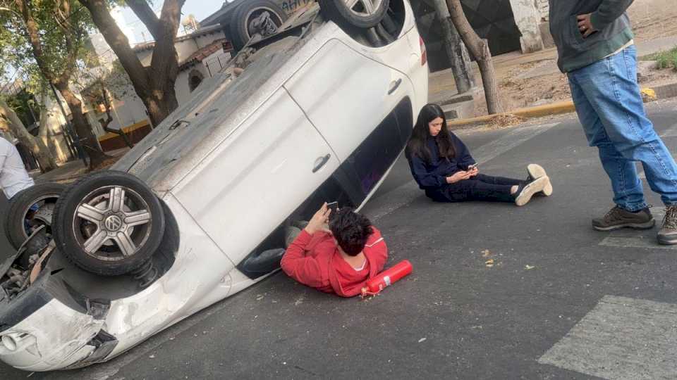 un-accidente-en-godoy-cruz-termino-con-un-auto-dado-vuelta-y-otro-contra-un-arbol