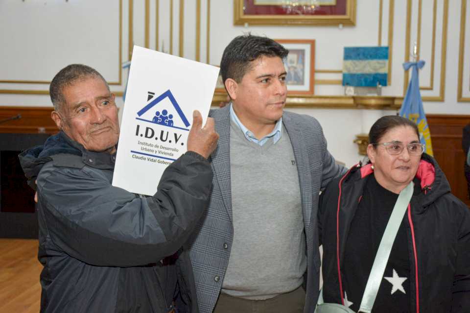 vidal-entrego-viviendas-a-familias-de-la-cuenca-carbonifera-y-escrituras-para-rio-gallegos