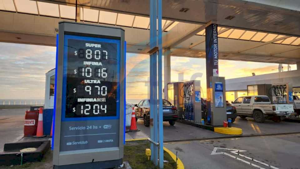 YPF bajó entre 1% y 2% el precio de sus combustibles