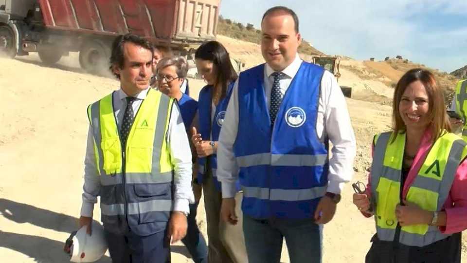 La consejera de Fomento visita en Priego las obras de la variante de Las Angosturas