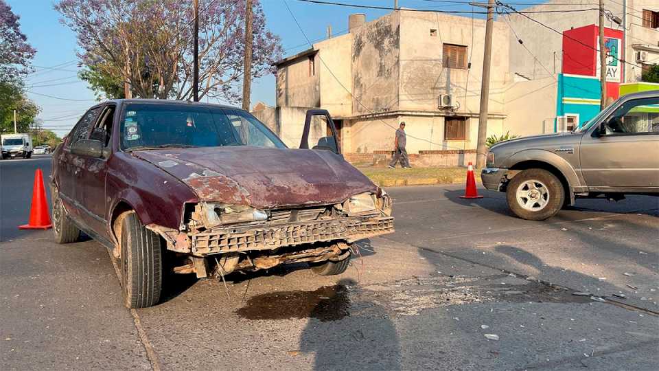 manana-accidentada:-dos-renault-19-chocaron-sobre-la-misma-calle-con-una-cuadra-de-diferencia