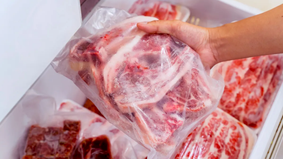 ni-agua,-ni-microondas:-el-truco-poco-conocido-para-descongelar-la-carne-en-5-minutos