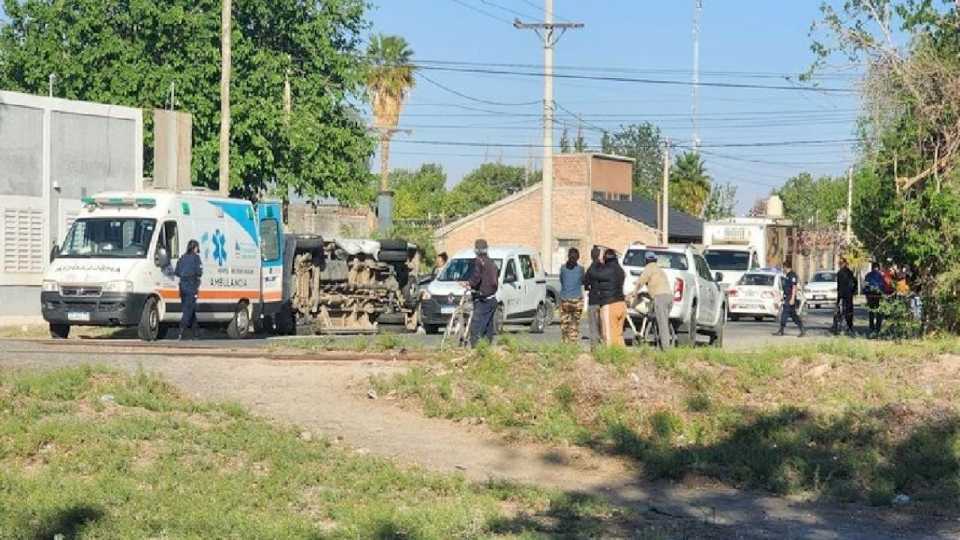 violento-choque-en-caucete-dejo-una-camioneta-volcada-sobre-la-calle