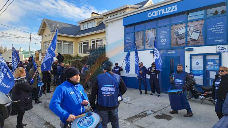 ATE se manifestó frente a las oficinas de Camuzzi en rechazo al aumento de tarifas