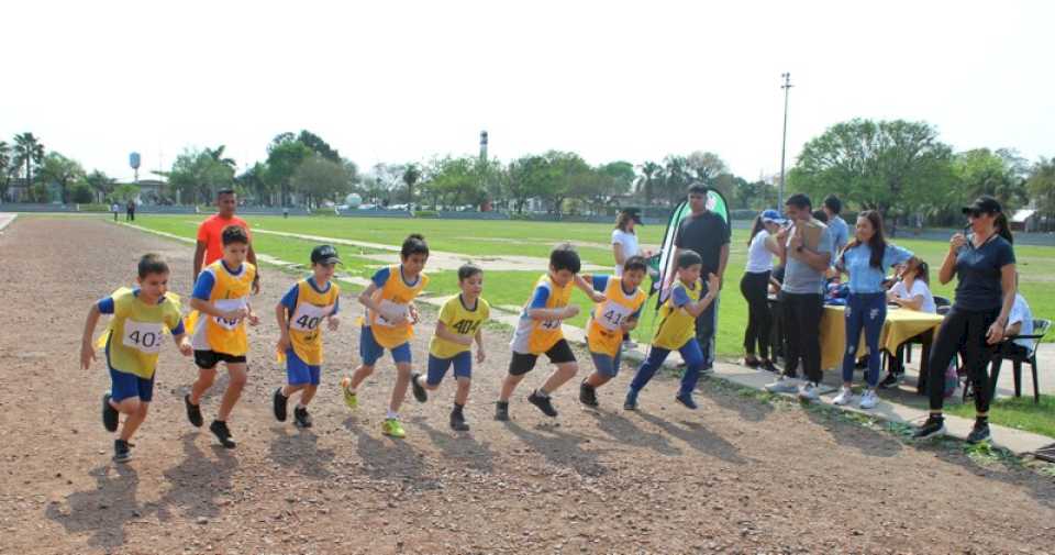 la-escuela-no-42-celebro-su-aniversario-con-una-maraton-en-el-parque-2-de-febrero,-con-apoyo-municipal