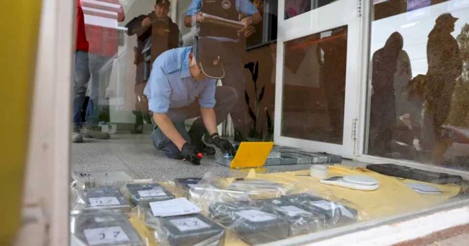 insolito:-detuvieron-a-un-narco-con-30-ladrillos-de-cocaina,-lo-liberaron-por-demoras-en-las-pericias-y-ahora-se-fugo