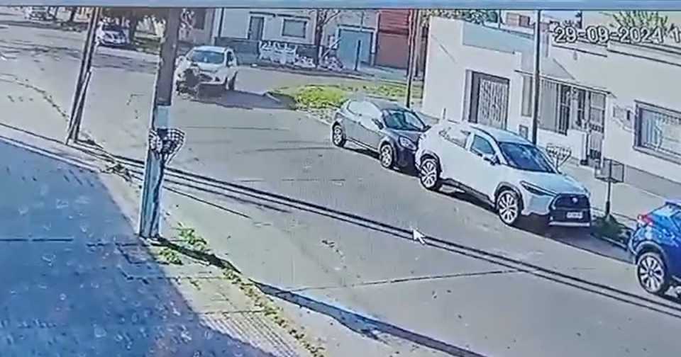 Cruzaba la calle en silla de ruedas y lo atropelló una camioneta: buscan al conductor